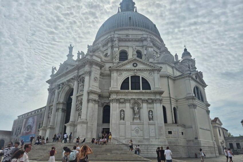 A large, ornate building with a dome and statues. 4