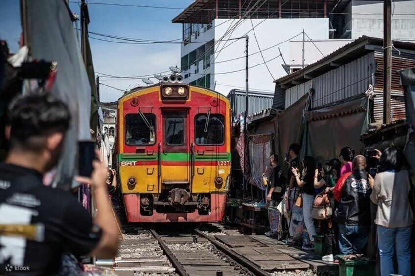 Damnoen Saduak Floating Market and Maeklong Railway Market Tour 5