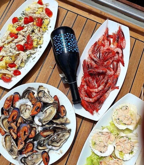 Verschiedene Meeresfrüchte auf Tellern, darunter Garnelen, Muscheln und Austern. 2