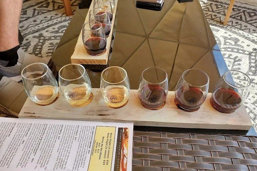 Una mesa de degustación con copas de vino y una carta. 3