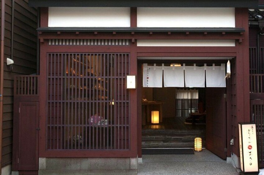 Kanazawa Gold Leaf Craft Workshop in Higashi Chaya District 2