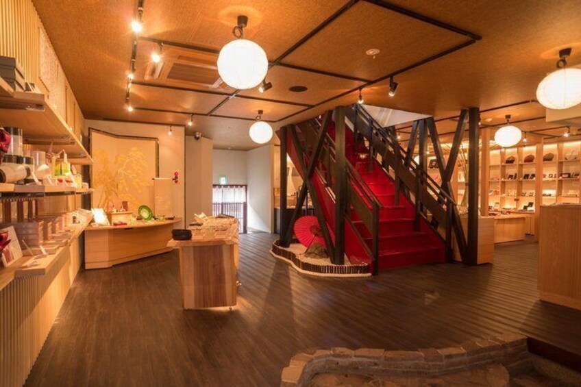 Kanazawa Gold Leaf Craft Workshop in Higashi Chaya District 3