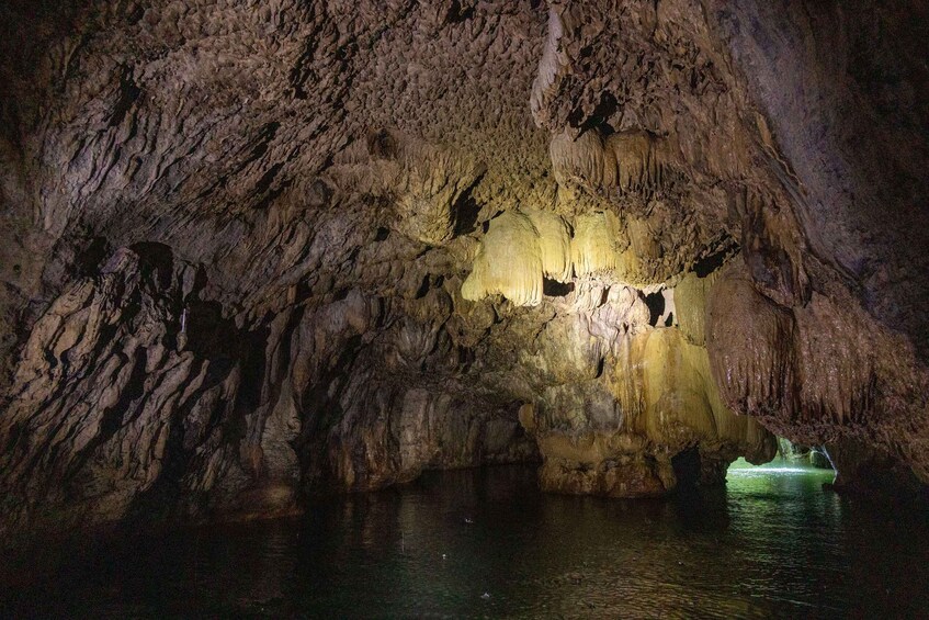 En grotta med stalaktiter och stalagmiter som är upplysta av artificiellt ljus. 2