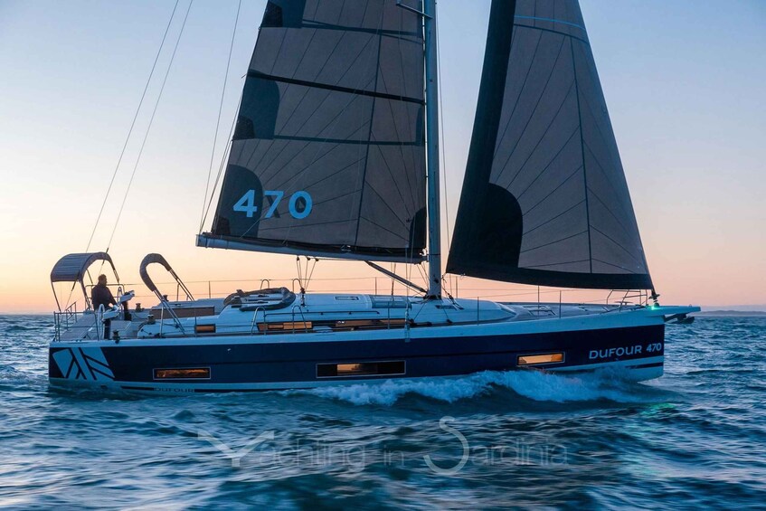 A sailboat with the number 470 on its sails, sailing on the water. 1