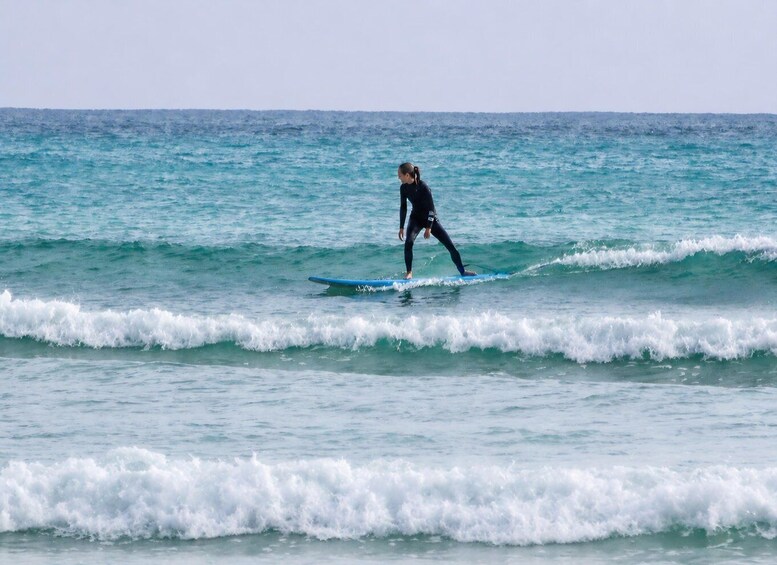 A person surfing on a wave in the ocean. 4