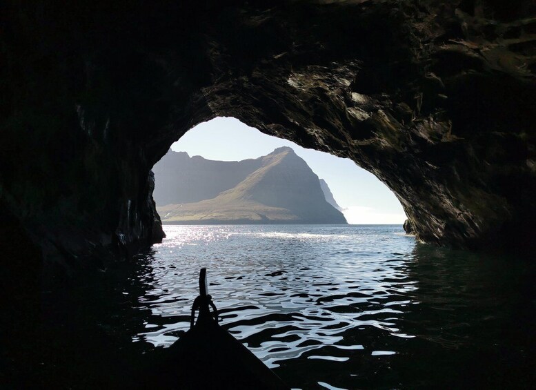 Seabirds, Seals & Seacaves Tour in Hvannasund 1