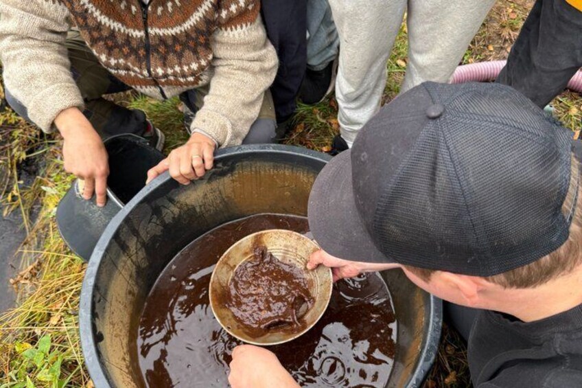 Gold Panning Experience at Kuttura Claim Lapland 1
