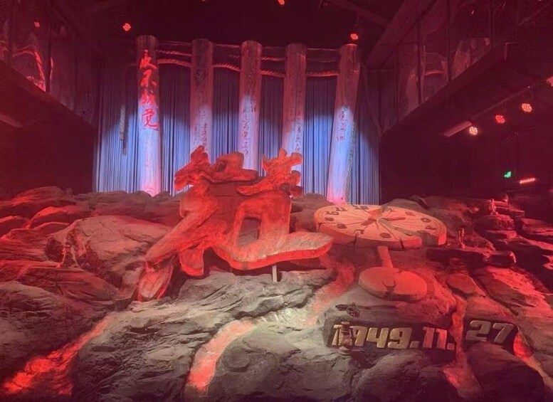 A rock formation with a circular structure and Chinese characters. 1