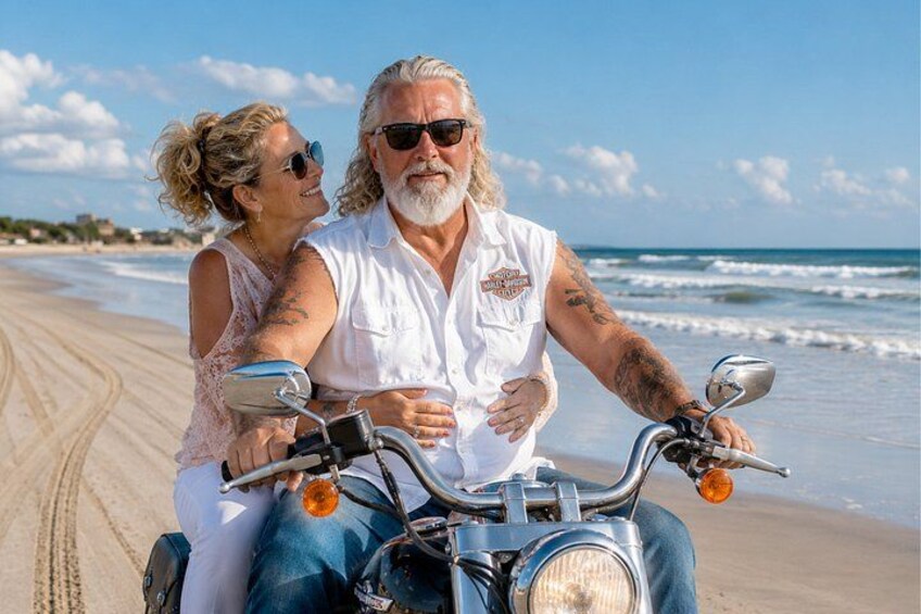 Una motocicleta sobre una playa arenosa, con olas al fondo. 3