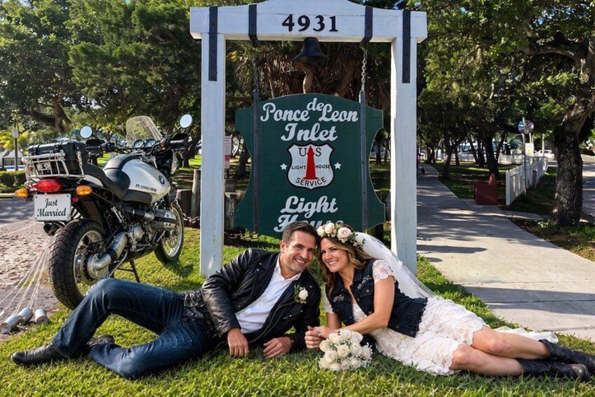 Una pareja acostada sobre la hierba frente a un cartel con el número 4931. 2