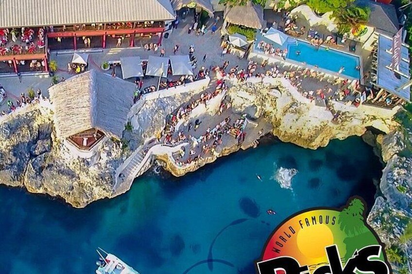 Une zone côtière très fréquentée, avec une piscine et un bâtiment dont le toit est recouvert de chaume. 1