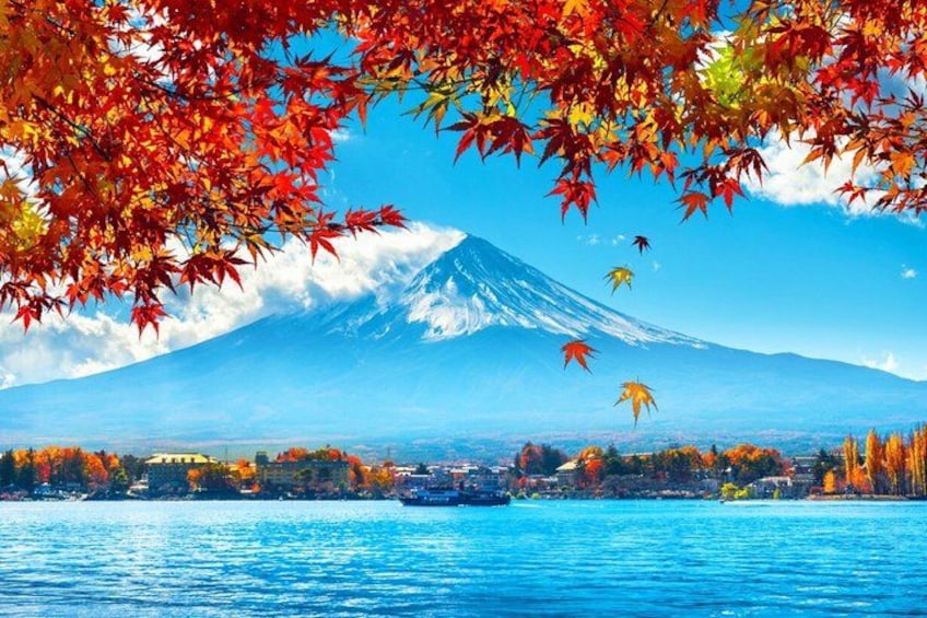 Une montagne, une étendue d’eau et le feuillage d’automne. 2