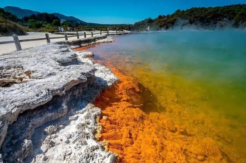 Un área geotérmica con depósitos minerales y una masa de agua clara. 2