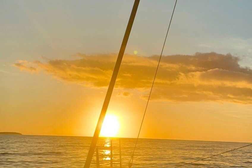 Catamaran cruise in Moorea, Sailing and Sunset cocktail, tapas 4