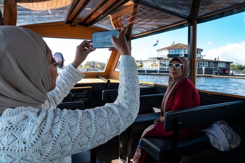 Una persona fotografiando a otra en un barco. 4