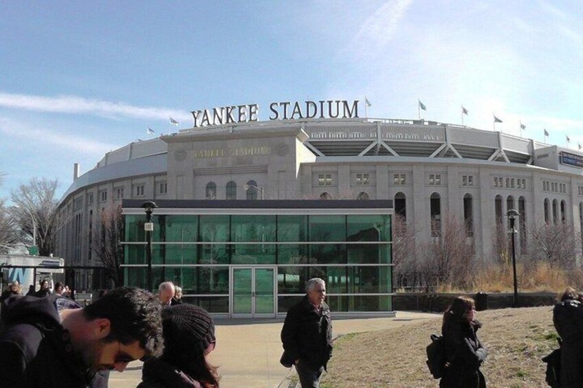 Yankee Stadium med en glasfacade og et klassisk arkitektonisk design. 2