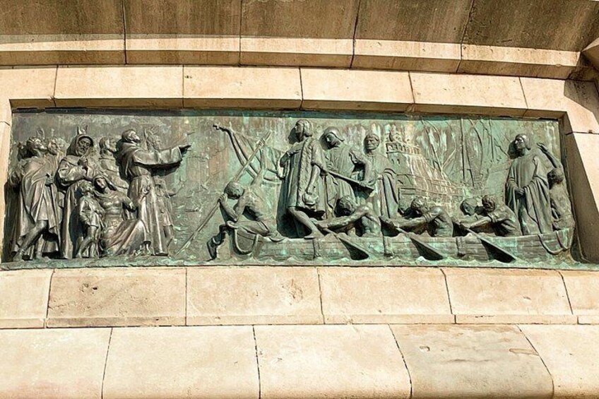 Un relieve detallado en la fachada de un edificio. 4