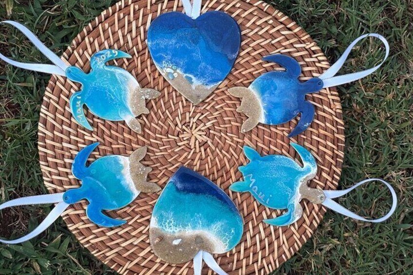A circular woven mat with six blue and white decorative items. 5