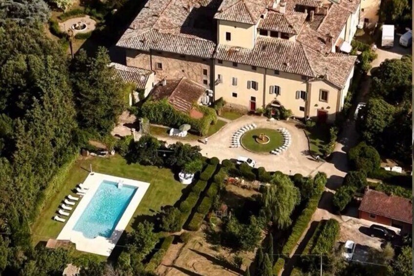 A large estate with a swimming pool, a circular garden, and a well-maintained lawn. 1