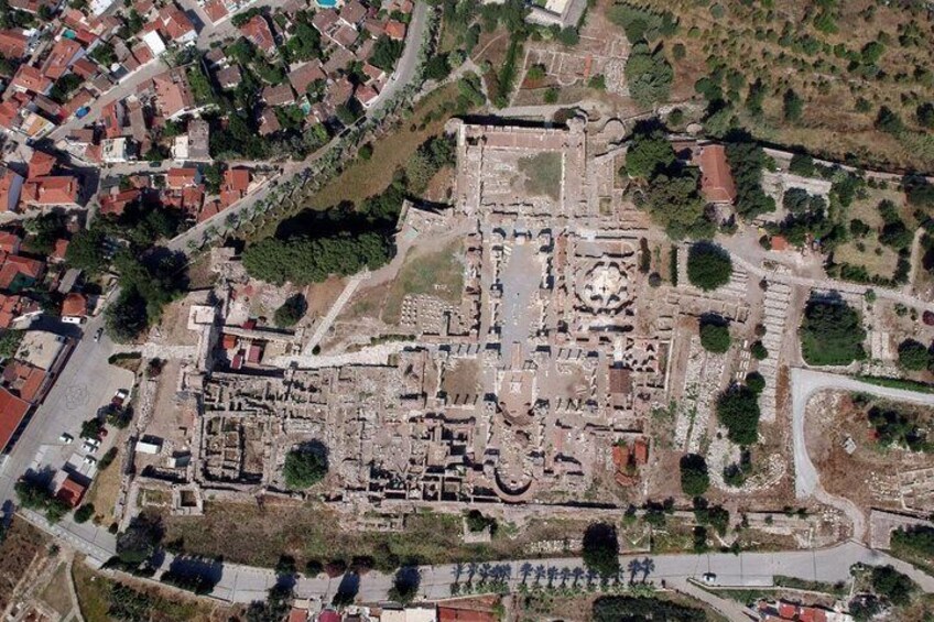 An ancient city with ruins, including a large central square and surrounding buildings. 4