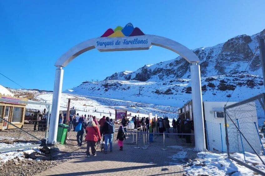 A snowy mountain entrance with a sign reading 'Parques de Farquells.' 1