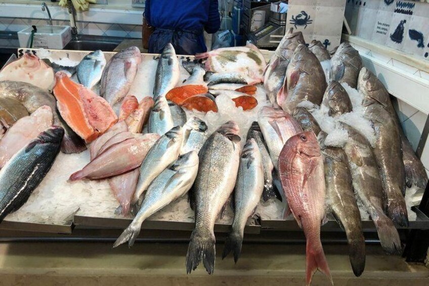 A variety of fresh fish displayed on ice at a market. 2