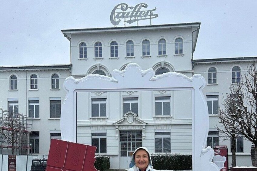 A building with a sign that reads 'Café' and a large white structure in front of it. 3