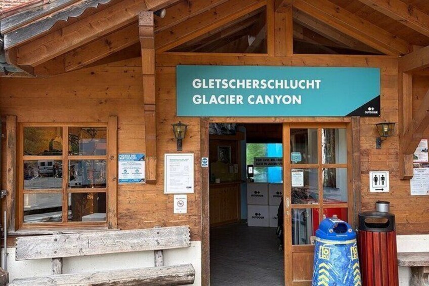 A wooden building with a sign reading 'Gletscherblick Glacier Canyon.' 2