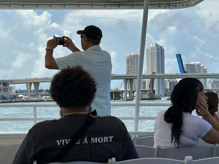 Une personne prenant une photo, un pont et le panorama d’une ville. 4