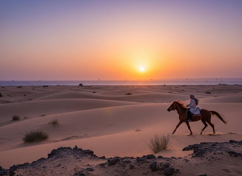 Eine Person reitet bei Sonnenuntergang durch eine Wüstenlandschaft. 5