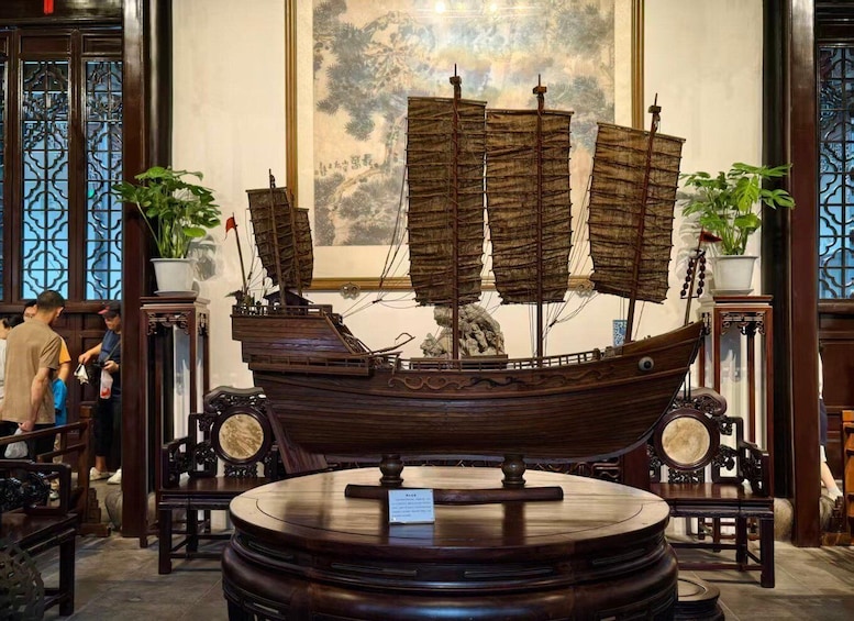En model af et træskib fremvist på et roterende stativ i et museum. 2