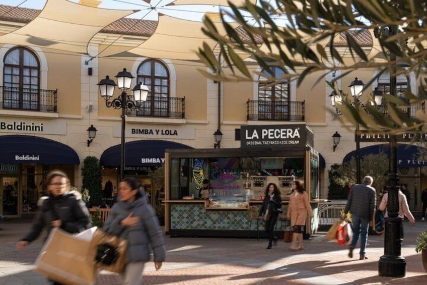 A shopping area with stores like Baldinini, Bimba y Lola, and La Pecera. 2