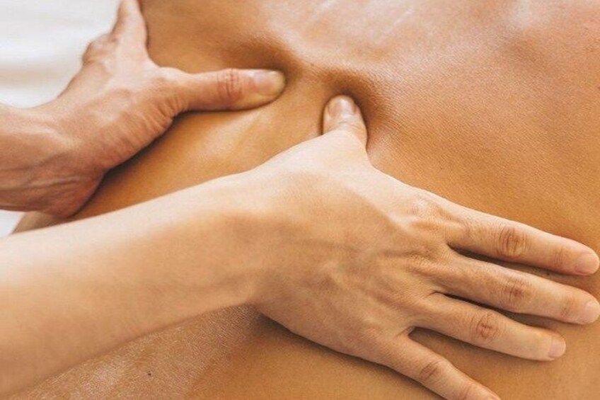 Hands applying pressure to a person's abdomen. 2