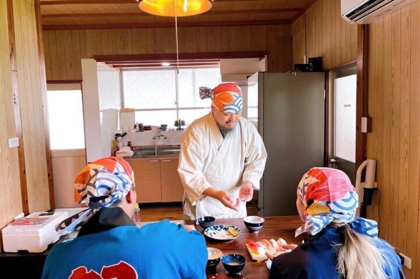 Okinawa Sushi Making Experience in a Traditional House in Nakijin 3