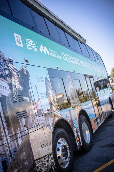 A bus with advertisements for 'Descubri Montevideo' and 'ARTIGAS' on its side. 3