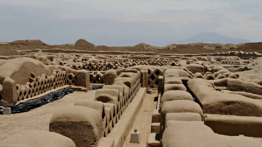 Un paisaje desértico con grandes estructuras de piedra antiguas. 3