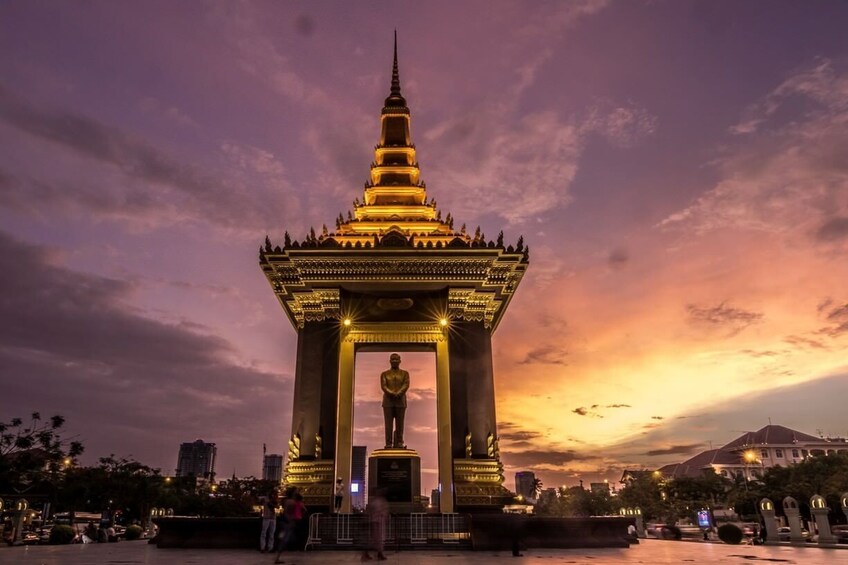 Evening Adventure Foodie Tour in Phnom Penh