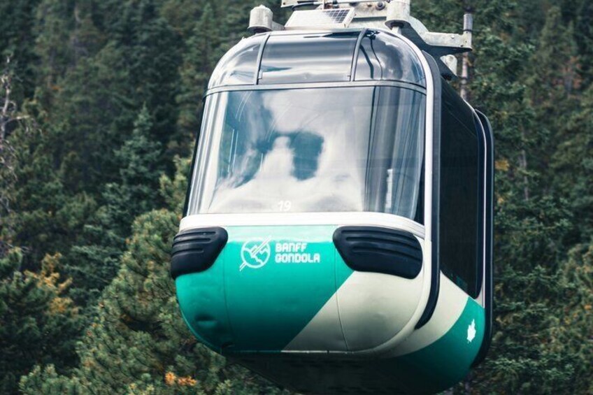 A cable car with the logo 'BANDFANG' and the number '19' on its front. 2