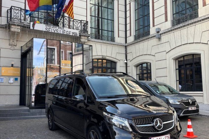 A black Mercedes-Benz S-Class SUV parked in front of a building with a sign that reads 'SELVSKLIEGE.' 4