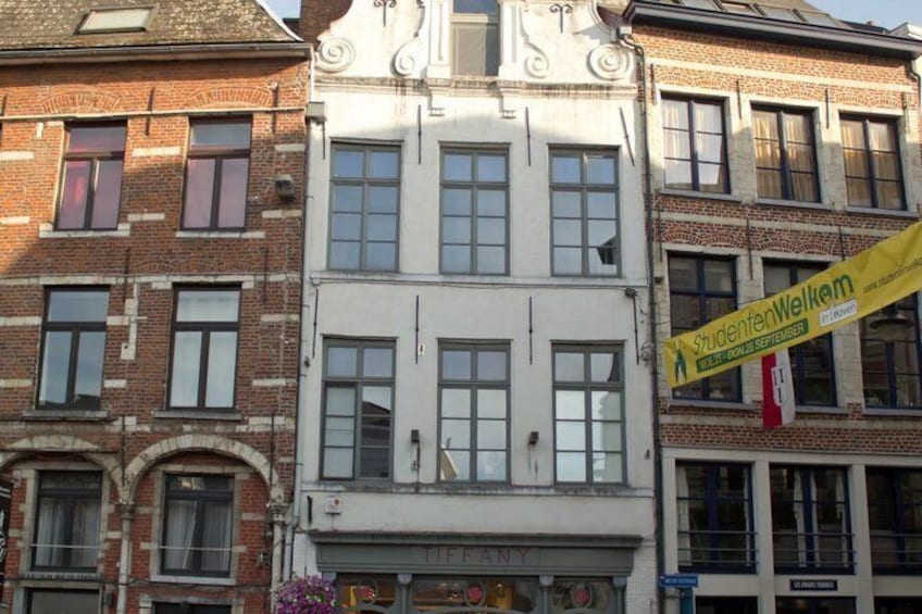 A building with a sign that reads 'StudentenWelkem' and another sign with 'FLEETWAY.' 5