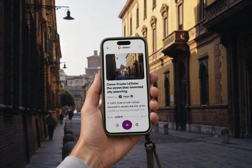 A hand holding a smartphone displaying an article about Corso Ecole d'Este. 1