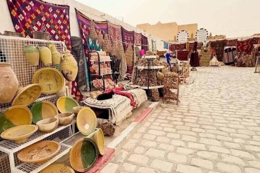 A market with pottery and textiles. 5