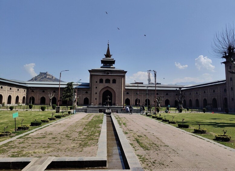 Picture 16 for Activity Srinagar: Old City and Mughal Gardens Guided Tour 4