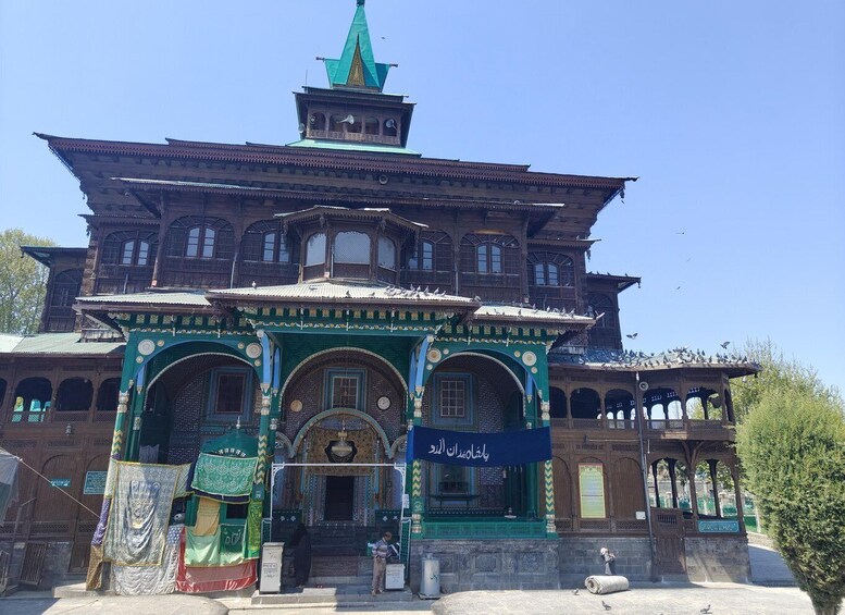 Picture 8 for Activity Srinagar: Old City and Mughal Gardens Guided Tour 2