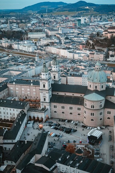 Kaupunkikuva, jossa on historiallista arkkitehtuuria, mukaan lukien huomattava kirkko kupolilla ja suuri kellotorni. 3