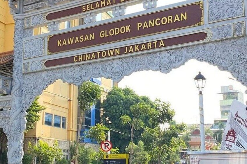 An ornate archway with signs indicating 'Kawasan Glodok Pancoran' and 'Chinatown Jakarta'. 4