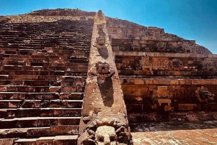 Pyramids of Teotihuacan No traps small groups. 1