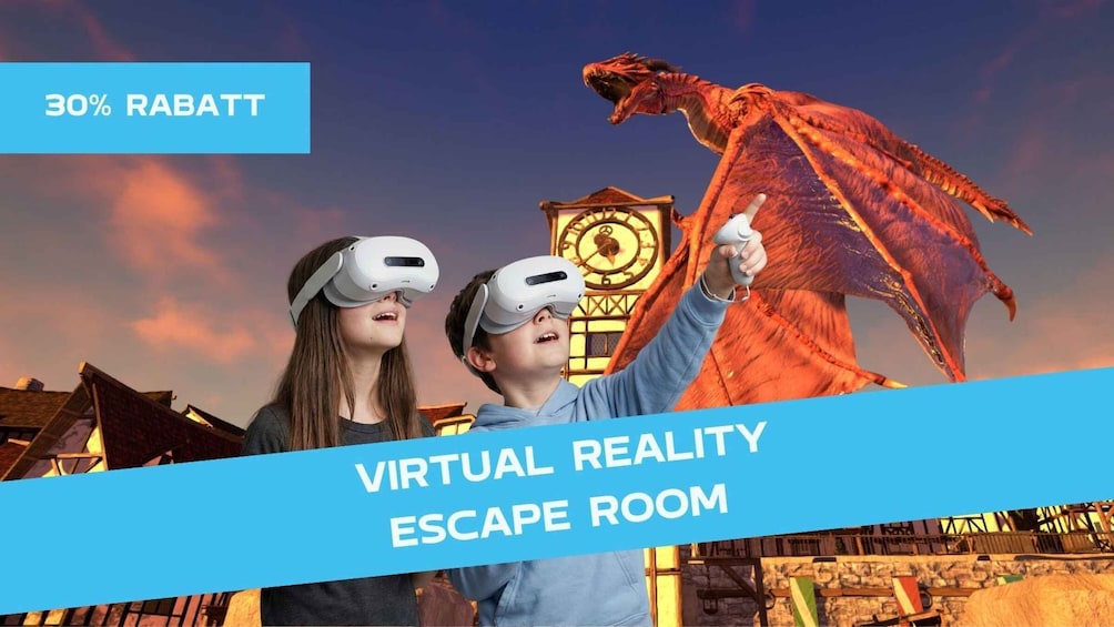 Deux personnes portant des casques de réalité virtuelle, devant une grande statue de dragon. 1