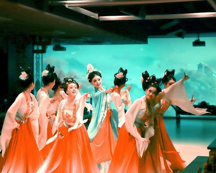 Un grupo de personas bailando en trajes tradicionales. 1