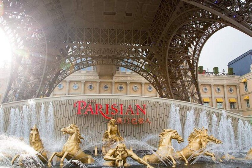 Eiffeltårnet, en parisisk fontæne og Eiffeltårnets navn i baggrunden. 1
